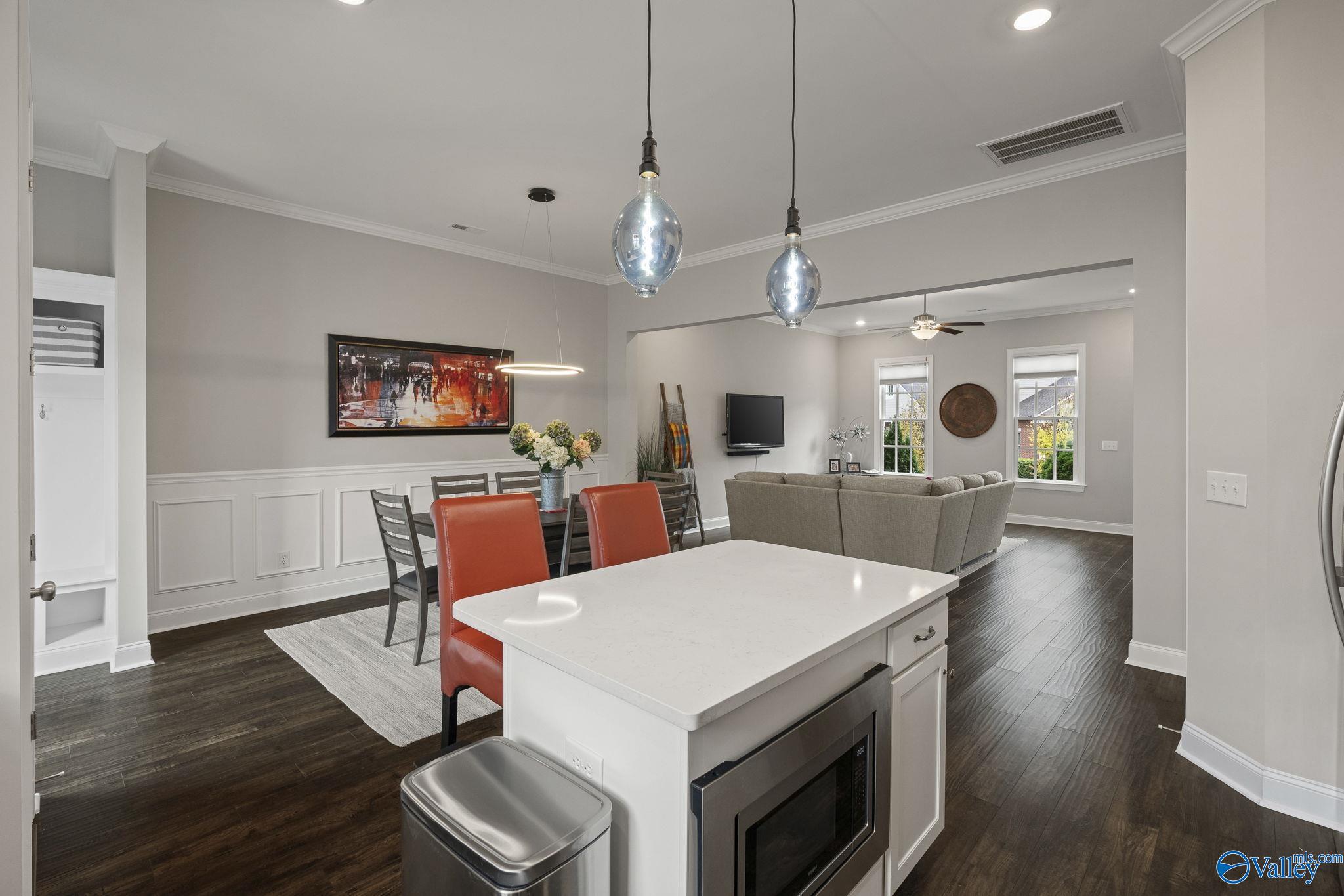 Huntsville, Alabama 35806, United States, 2 Bedrooms Bedrooms, ,3 BathroomsBathrooms,Residential,Active,238193