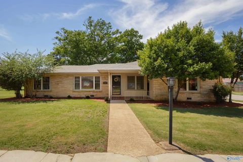 Photo of 909 N Cave Street, Tuscumbia, AL 35674 (MLS # 21917332)