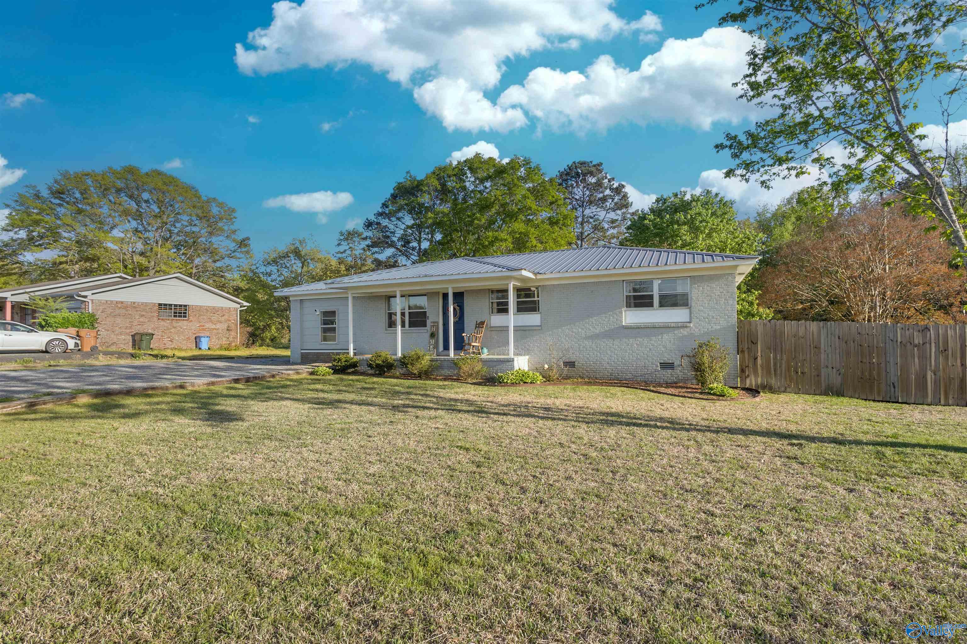 1604 Woodview Drive, Hartselle, Alabama image 3