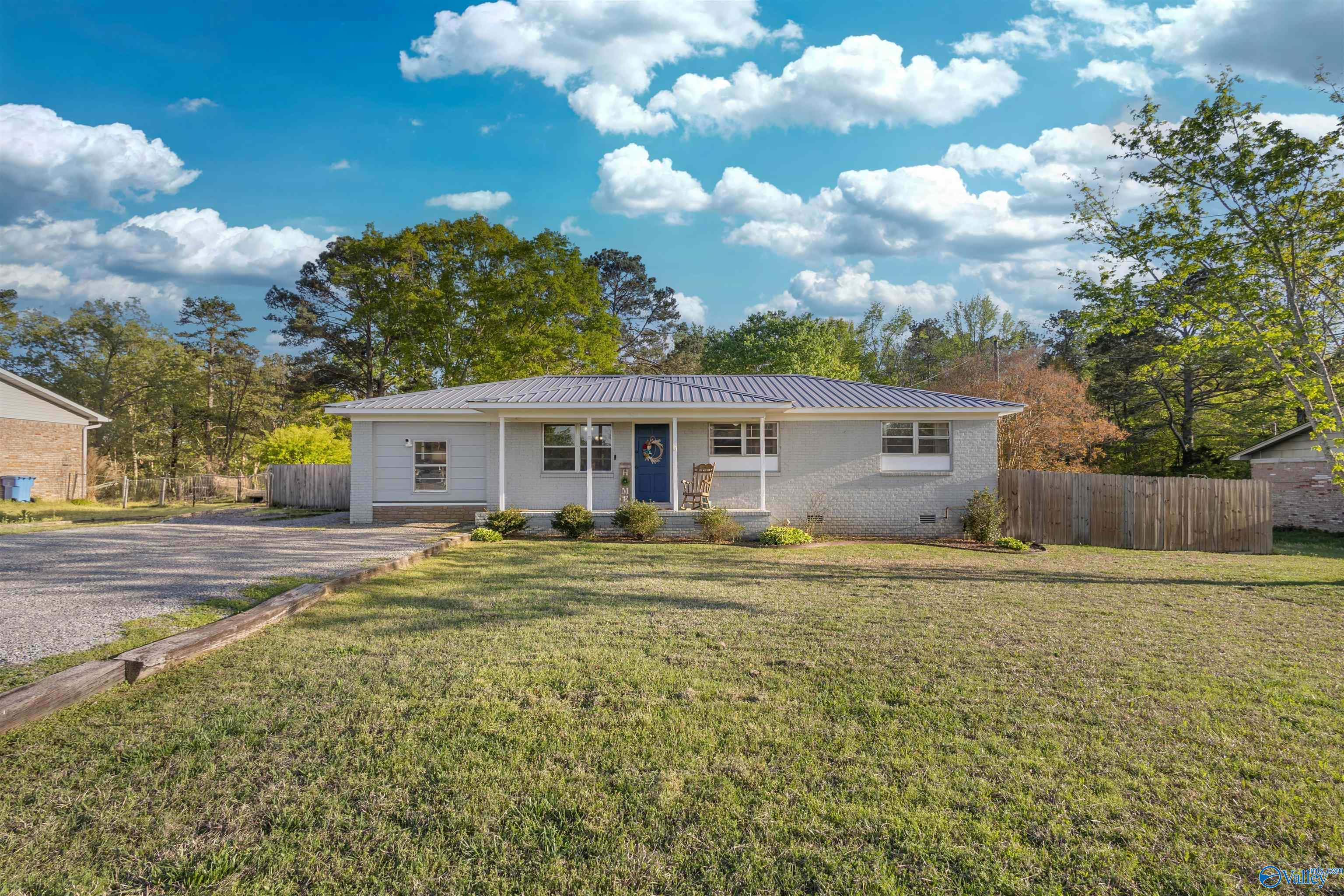 1604 Woodview Drive, Hartselle, Alabama image 2