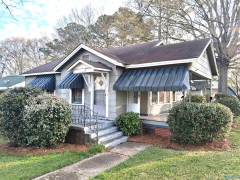 Photo of 512 Elm Avenue, Gadsden, AL 35903 (MLS # 21912679)