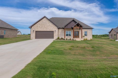 Homes For Sale - 261 Hummingbird Way<br/> Killen, AL 35645