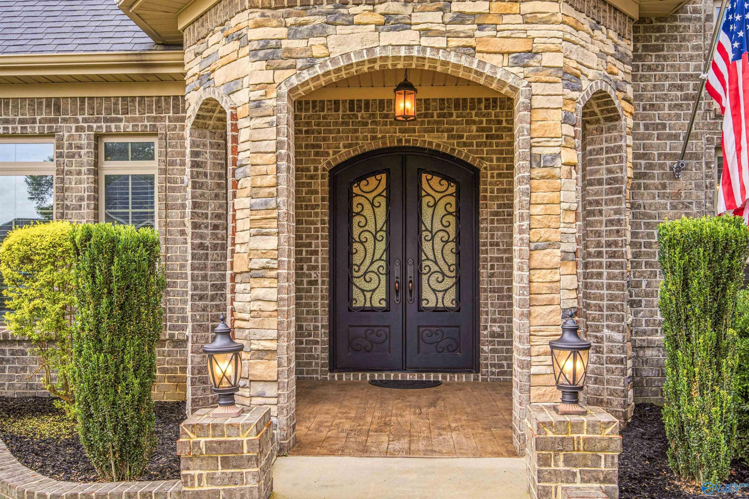 120 Huntsmen Lane