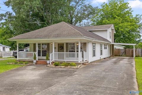 Photo of 420 S Houston Street, Scottsboro, AL 35768 (MLS # 21919312)