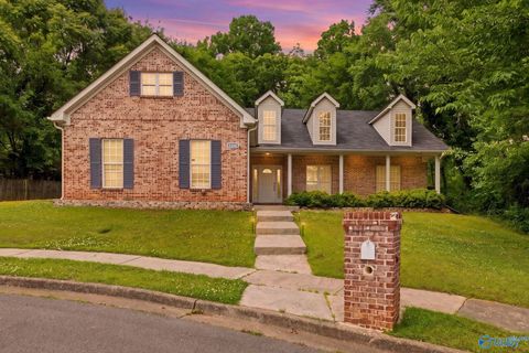 Photo of 2401 Ermine Drive, Huntsville, AL 35810 (MLS # 21917101)