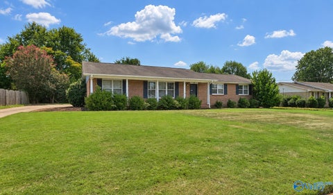 Homes For Sale - 121 Westbury Drive<br/> Huntsville, AL 35802