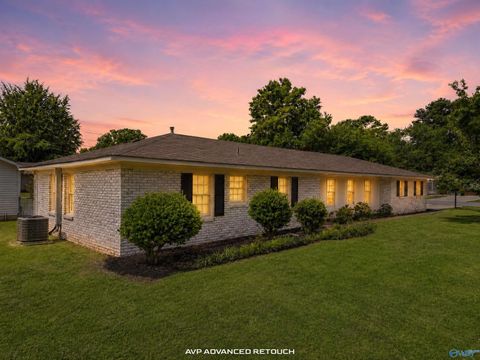 Homes For Sale - 2417 Stratford Road<br/> Decatur, AL 35601