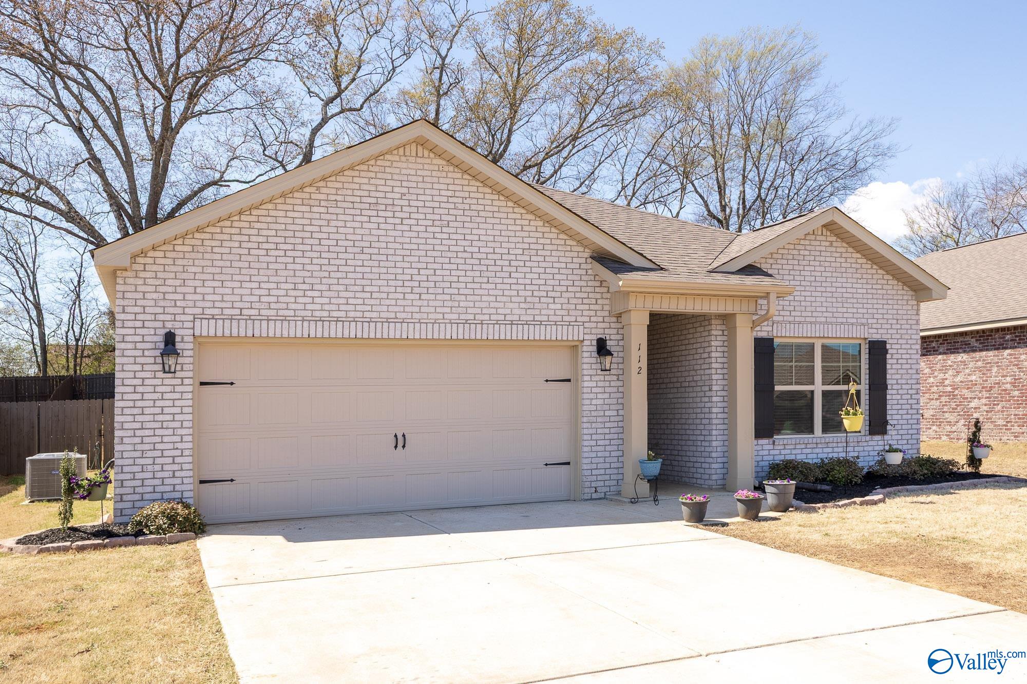 112 Canonbury Drive, New Market, Alabama image 2