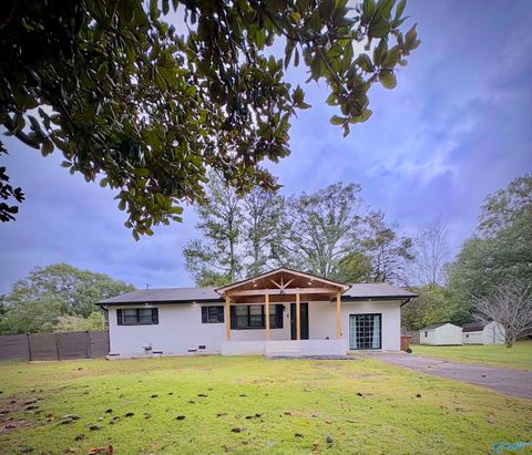 Homes For Sale - 500 Carol Street<br/> Hartselle, AL 35640