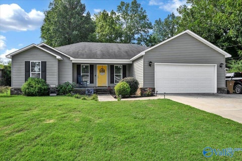 Homes For Sale - 212 Lindsey Lane<br/> Hartselle, AL 35640
