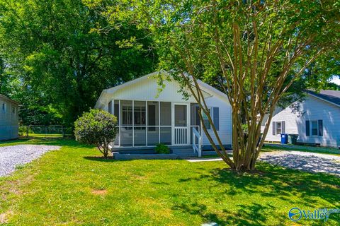 Photo of 1314 Stevens Avenue NE, Huntsville, AL 35801 (MLS # 21917288)