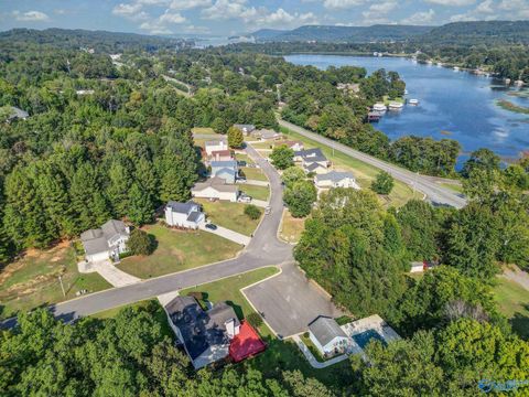 Homes For Sale - 4005 Estate Drive<br/> Guntersville, AL 35976