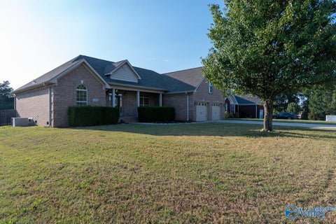 Homes For Sale - 110 Grassy Bank Drive<br/> New Market, AL 35761