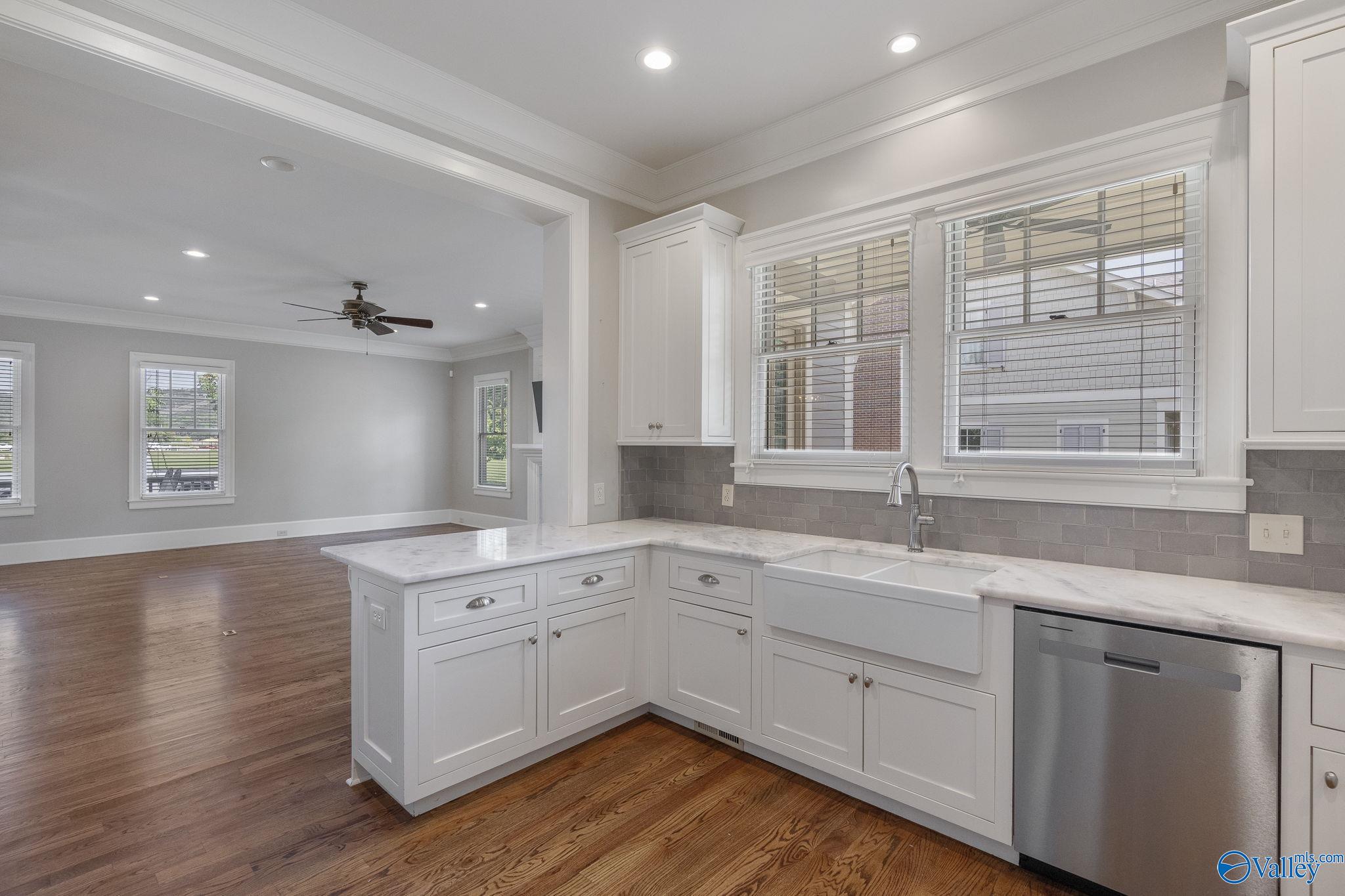 Huntsville, Alabama 35802, United States, 4 Bedrooms Bedrooms, ,3 BathroomsBathrooms,Residential,Active,222372