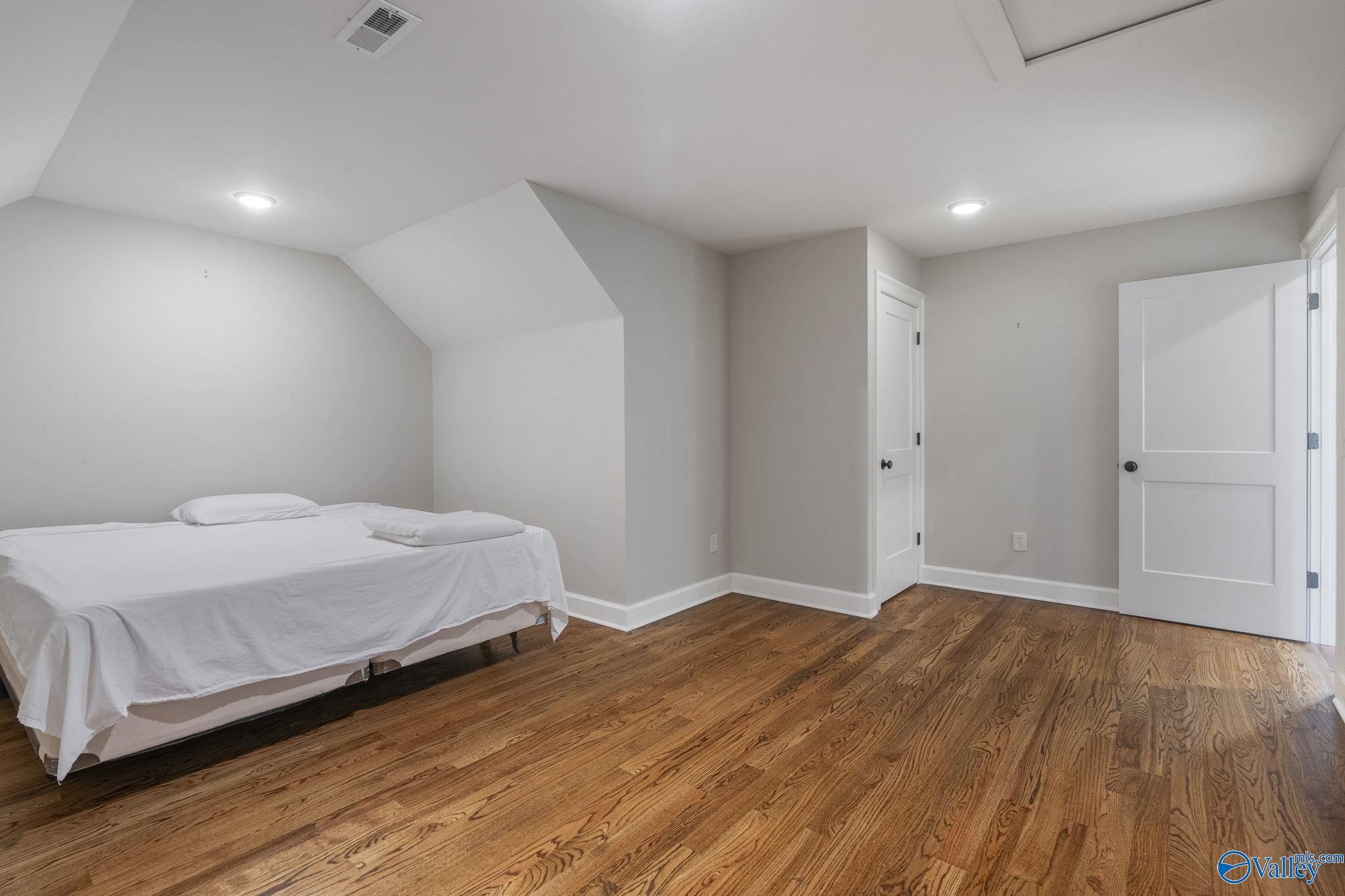 Huntsville, Alabama 35802, United States, 4 Bedrooms Bedrooms, ,3 BathroomsBathrooms,Residential,Active,222372