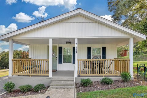 Photo of 2513 Lakeview Drive, Guntersville, AL 35976 (MLS # 21911608)