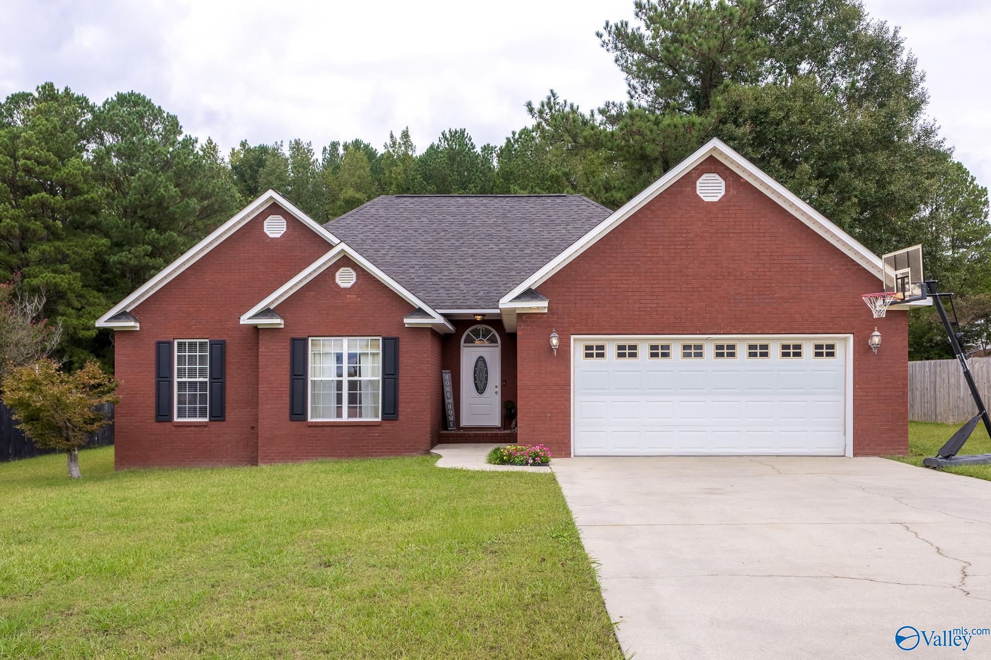 1099 Maplewood Drive, Hartselle, Alabama image 1