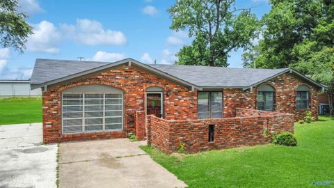 Photo of 2407 Morgan Avenue, Decatur, AL 35601 (MLS # 21912247)