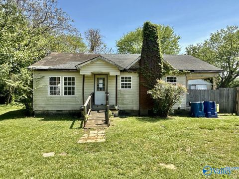 Homes For Sale - 870 Guntersville Road<br/> Arab, AL 35016