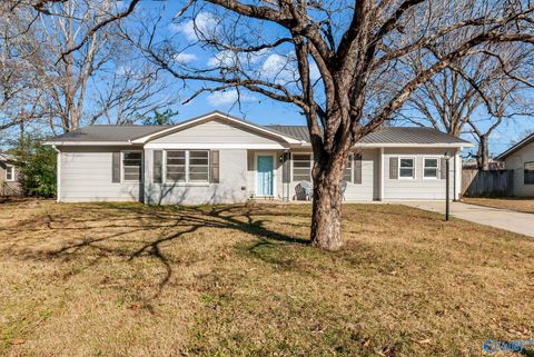 Photo of 1606 12th Street SE, Decatur, AL 35601 (MLS # 21905796)