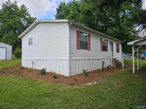 Mobile Home For Sale - 83 Enterprise Drive<br/> Albertville, AL 35951