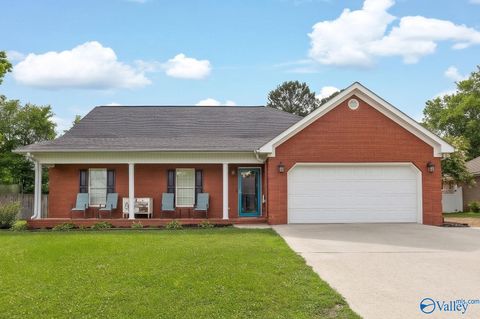 Photo of 2103 Glenwood Drive SW, Hartselle, AL 35640 (MLS # 21919343)