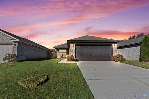 Photo of 102 Winstead Circle, Owens Cross Roads, AL 35763 (MLS # 21902209)