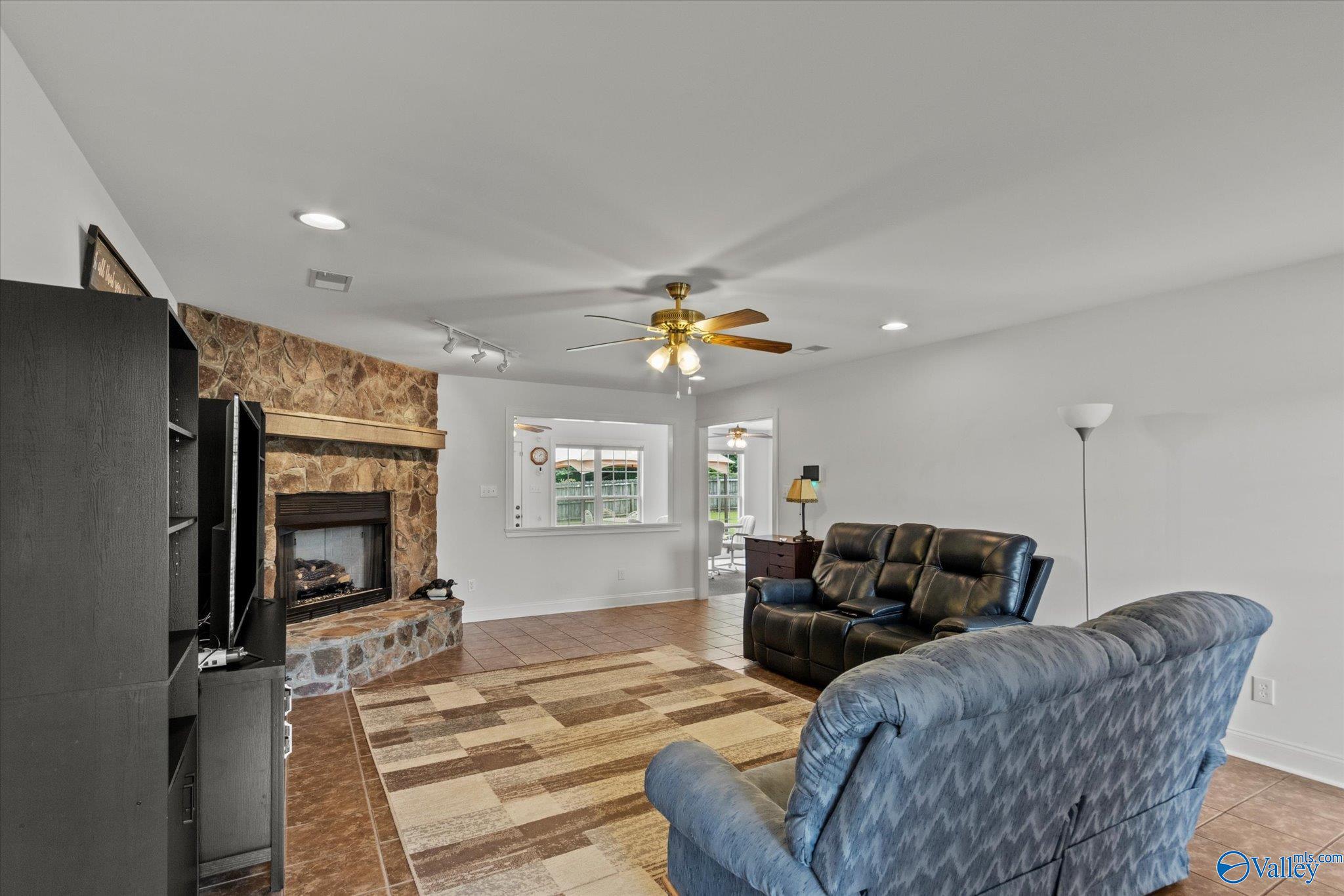 2239 Naples Drive, Decatur, Alabama image 3