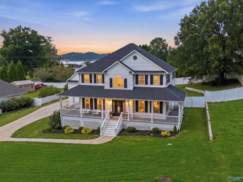 Homes For Sale - 1208 Taylor Mill<br/> Guntersville, AL 35976