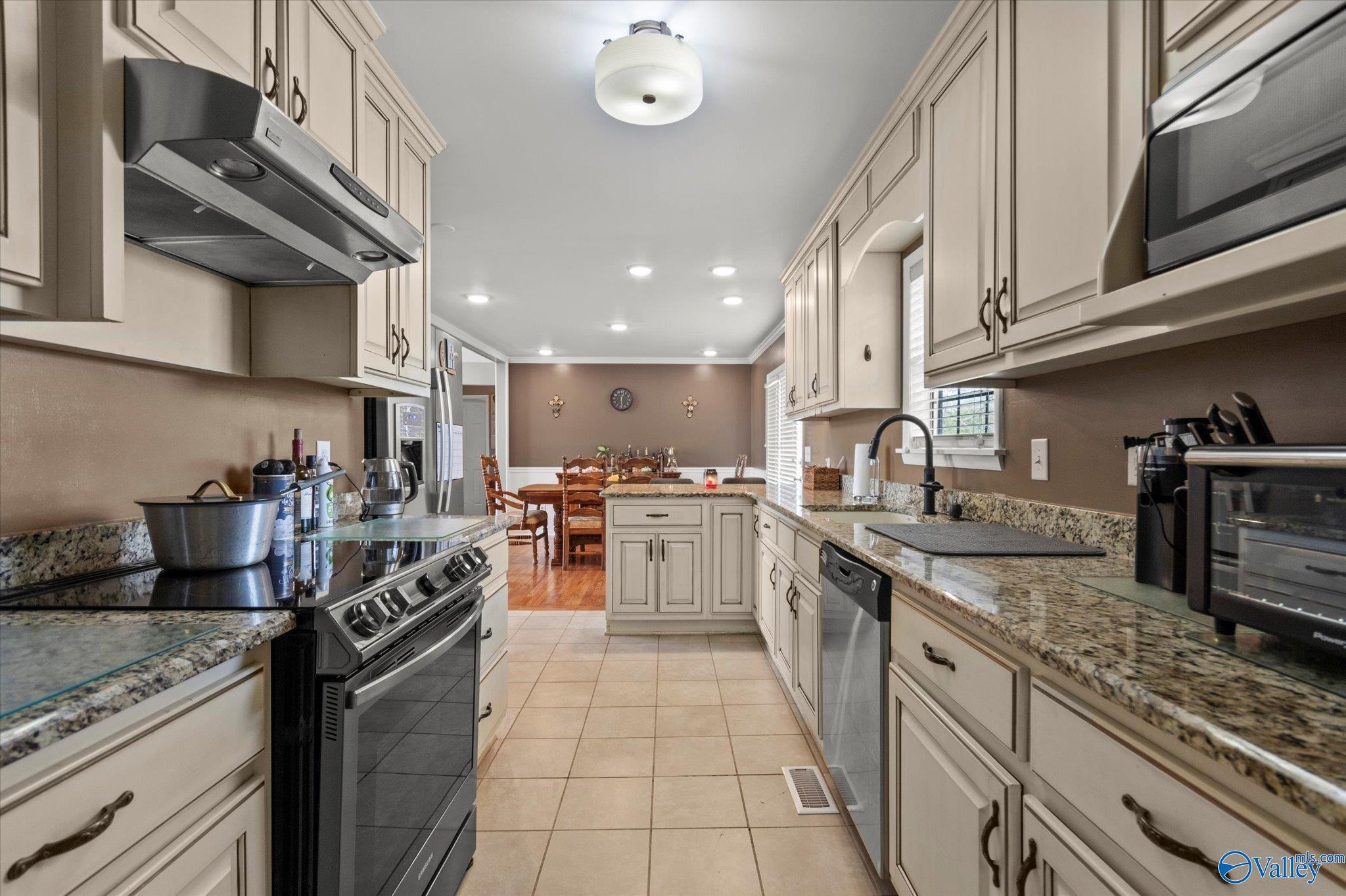 1667 Davis Road, Albertville, Alabama image 2