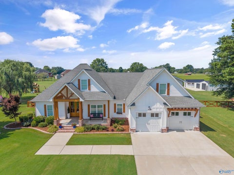 Homes For Sale - 20373 Edgewood Road<br/> Limestone County, Athens, AL 35614