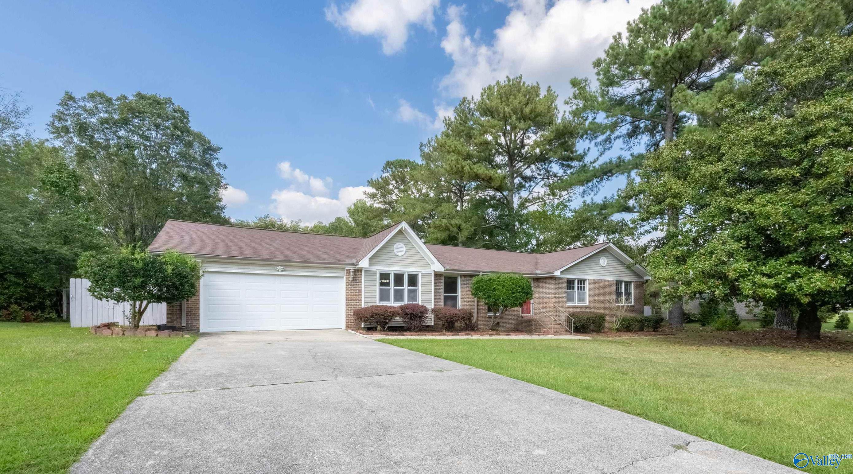 165 South Hawk Drive, Rainbow City, Alabama image 1