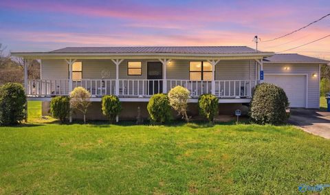 Photo of 105 N North Maple Street, Boaz, AL 35956 (MLS # 21912238)