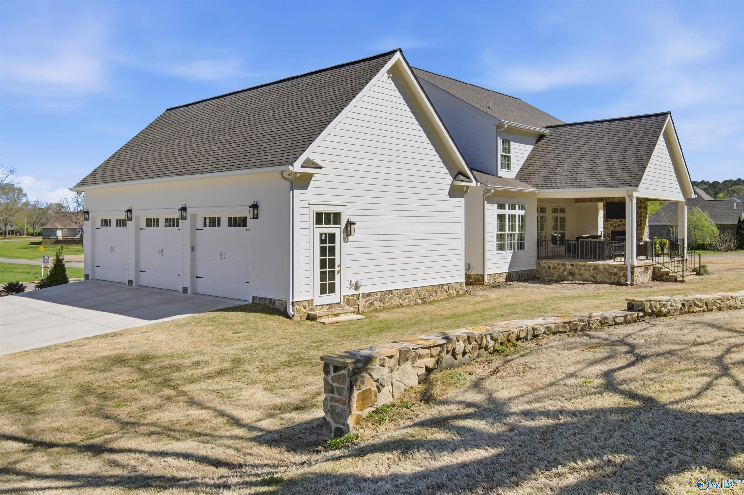 Guntersville, Alabama, 35976, United States, 4 Bedrooms Bedrooms, ,7 BathroomsBathrooms,Residential,Active,2028230