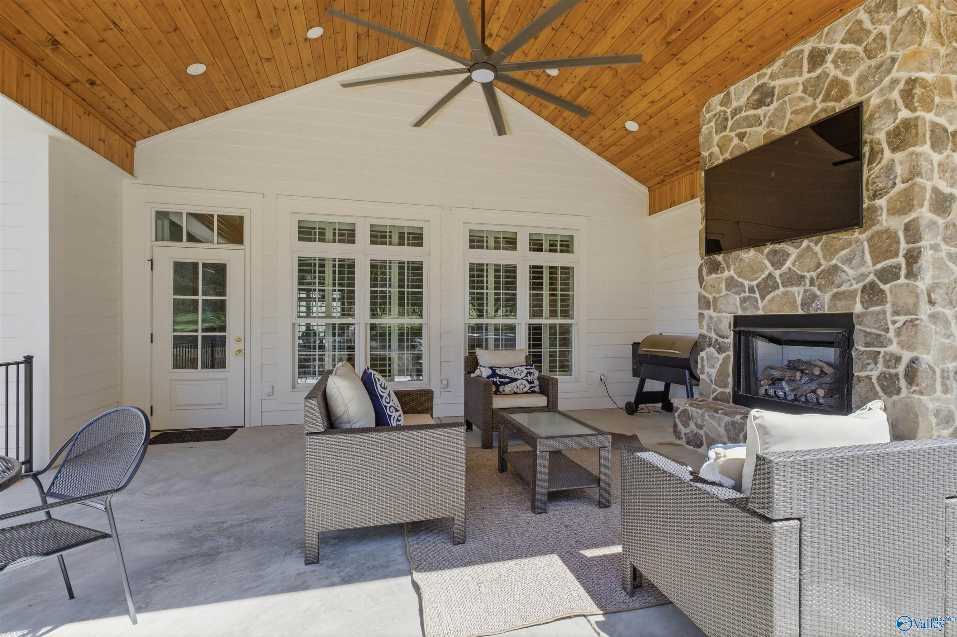 Guntersville, Alabama, 35976, United States, 4 Bedrooms Bedrooms, ,7 BathroomsBathrooms,Residential,Active,2028230