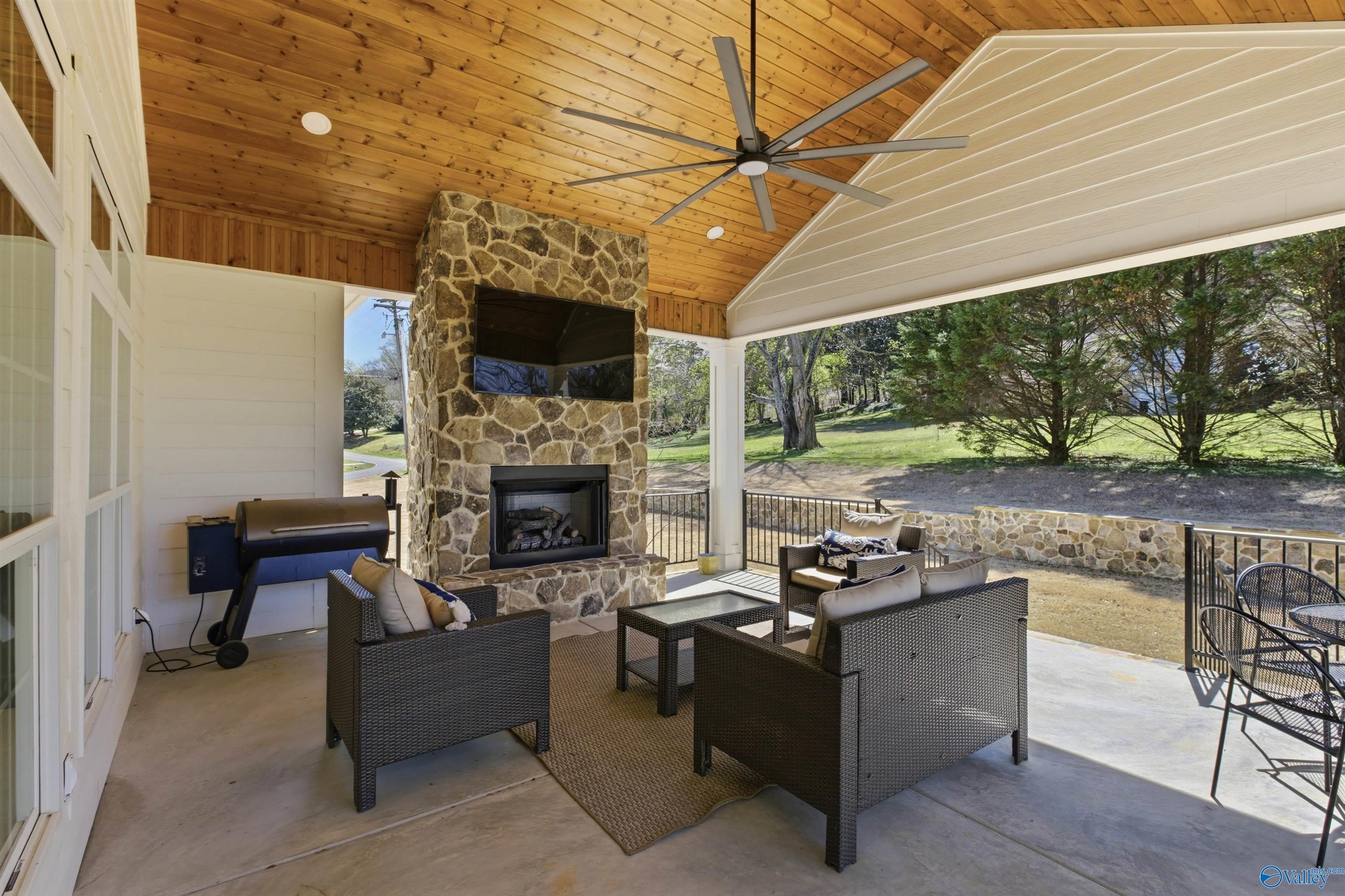 Guntersville, Alabama, 35976, United States, 4 Bedrooms Bedrooms, ,7 BathroomsBathrooms,Residential,Active,2028230