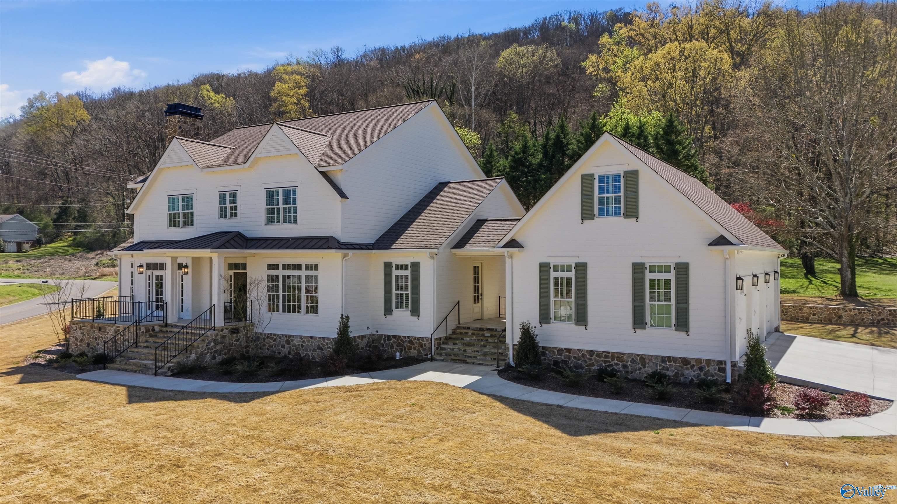 Guntersville, Alabama, 35976, United States, 4 Bedrooms Bedrooms, ,7 BathroomsBathrooms,Residential,Active,2028230
