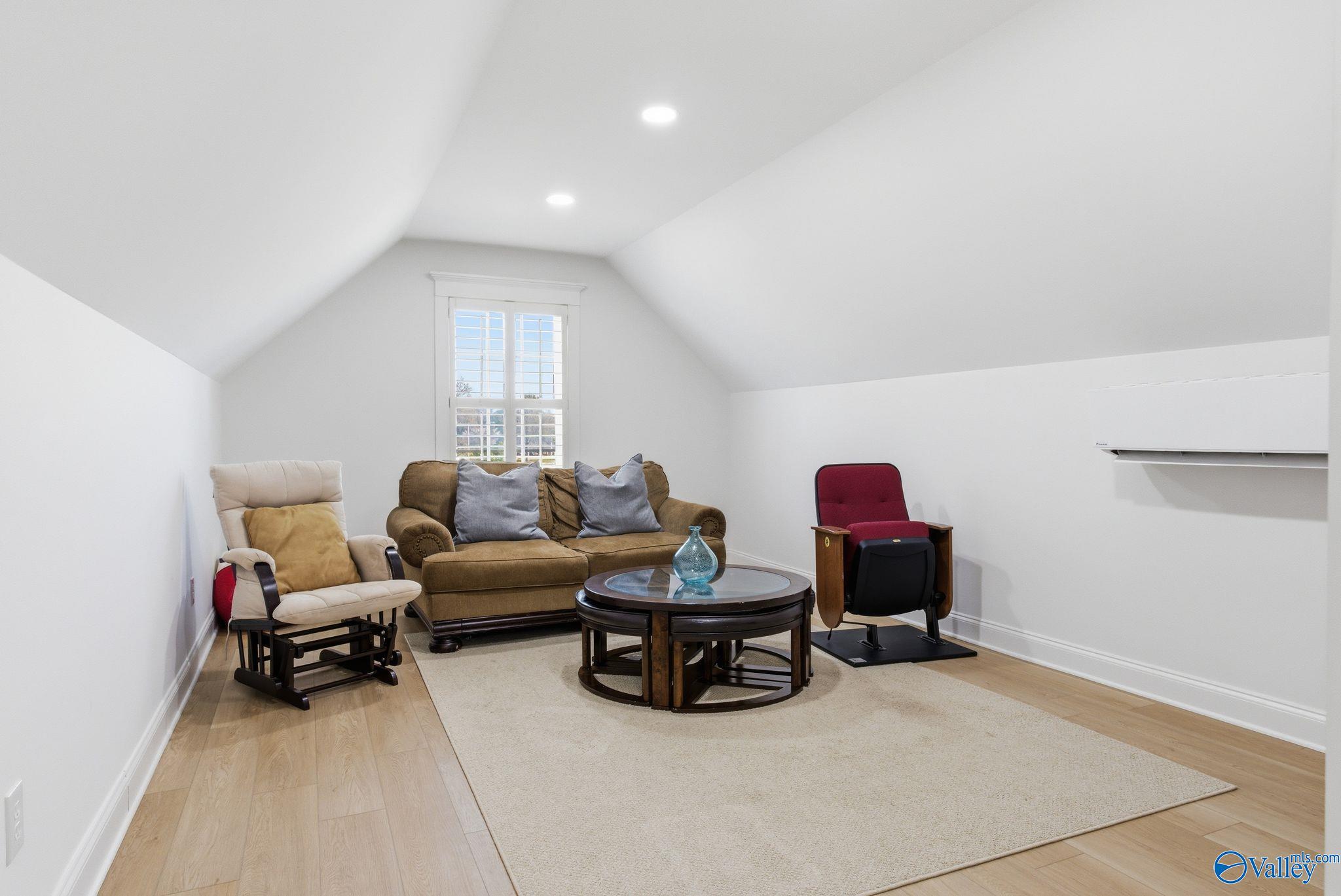Guntersville, Alabama, 35976, United States, 4 Bedrooms Bedrooms, ,7 BathroomsBathrooms,Residential,Active,2028230