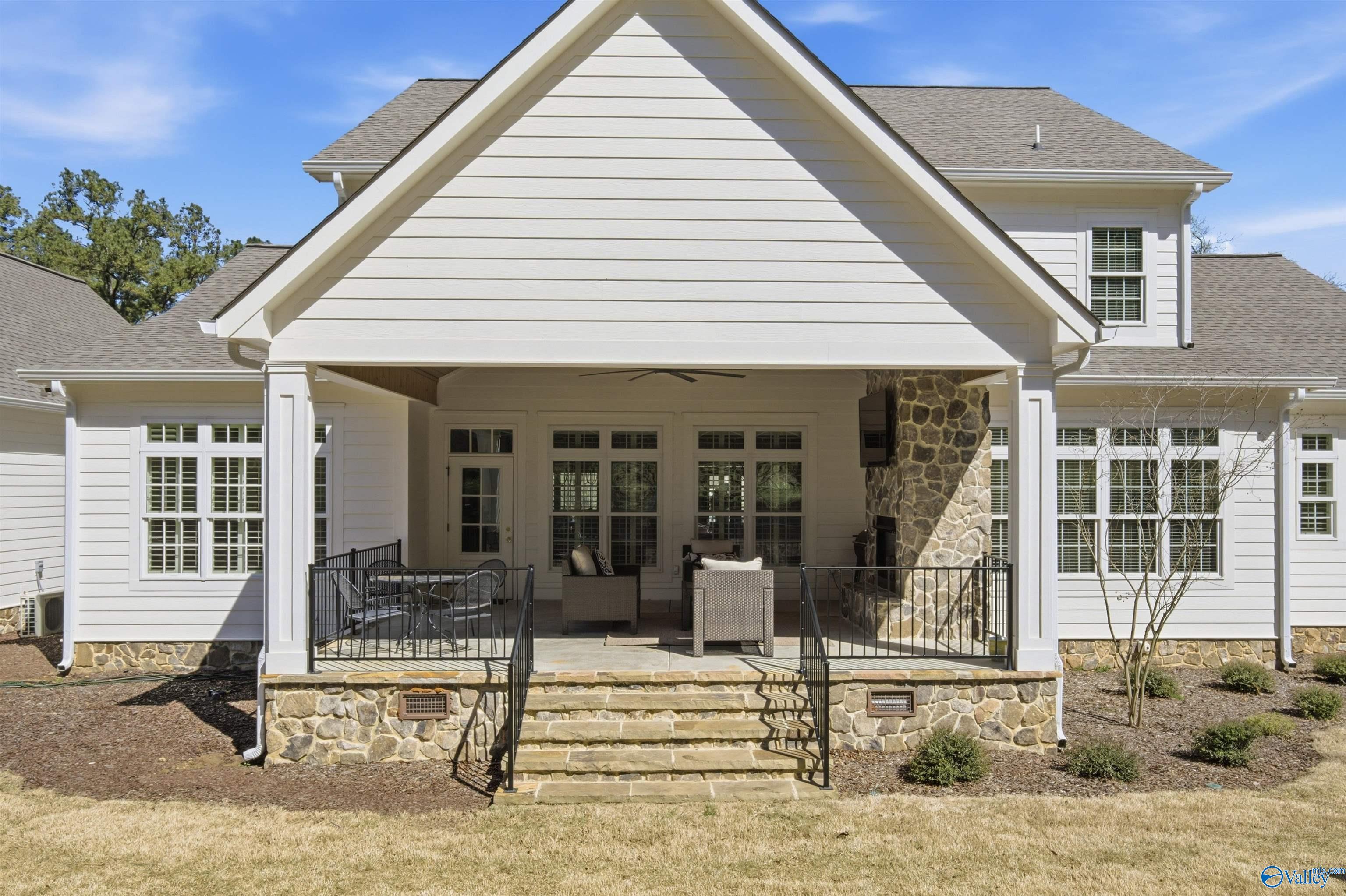 Guntersville, Alabama, 35976, United States, 4 Bedrooms Bedrooms, ,7 BathroomsBathrooms,Residential,Active,2028230