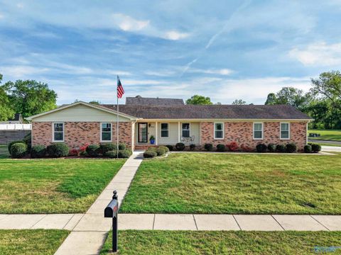 Homes For Sale - 900 Cornelia Drive<br/> Huntsville, AL 35802