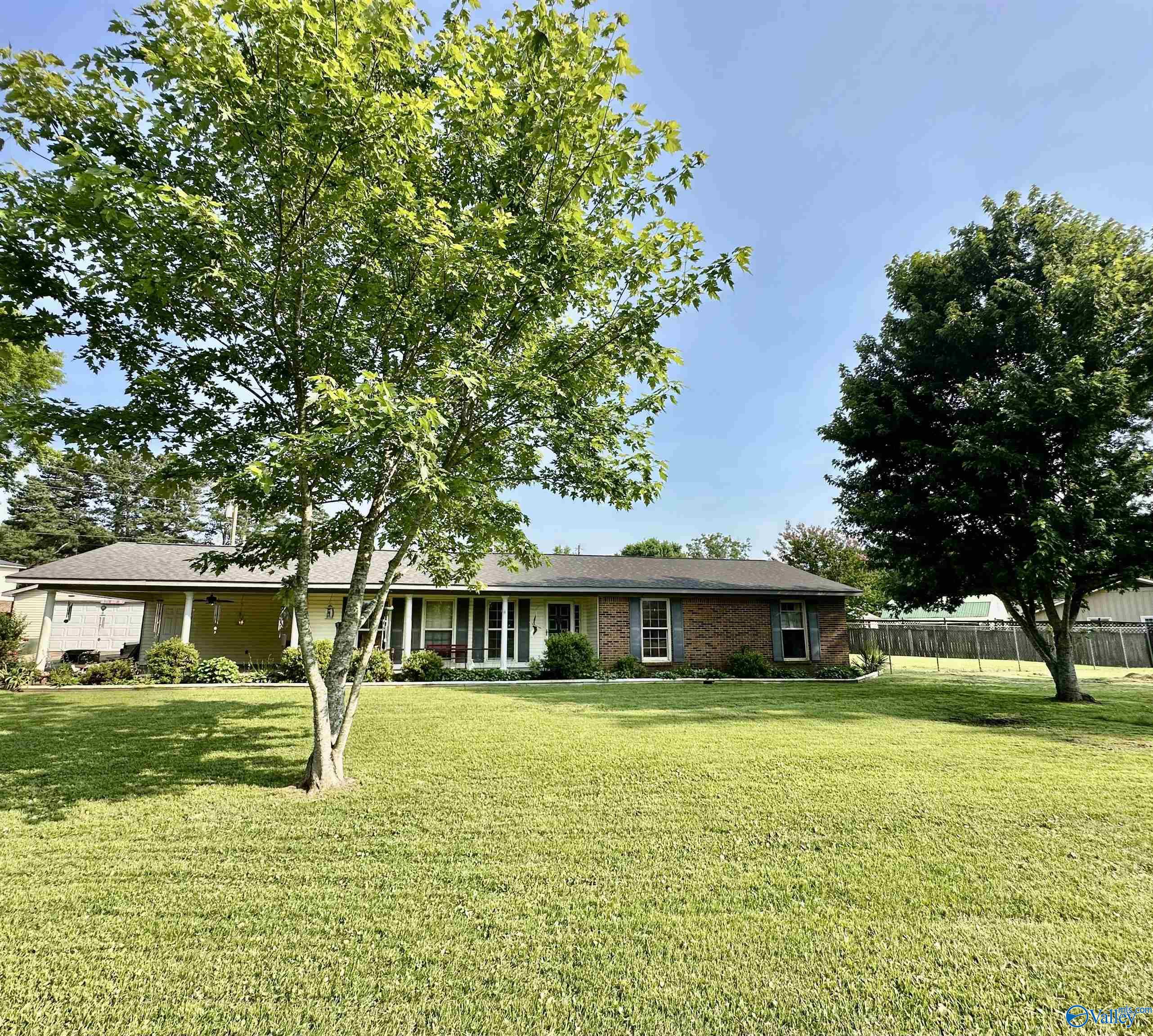 1212 Twin Lake Circle, Hartselle, Alabama image 1