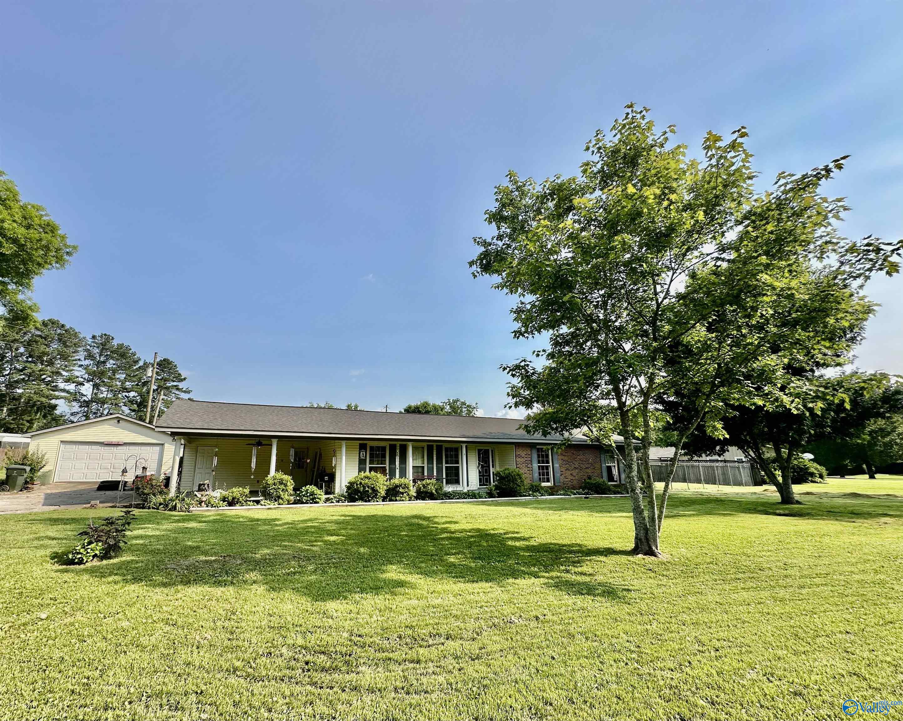 1212 Twin Lake Circle, Hartselle, Alabama image 3