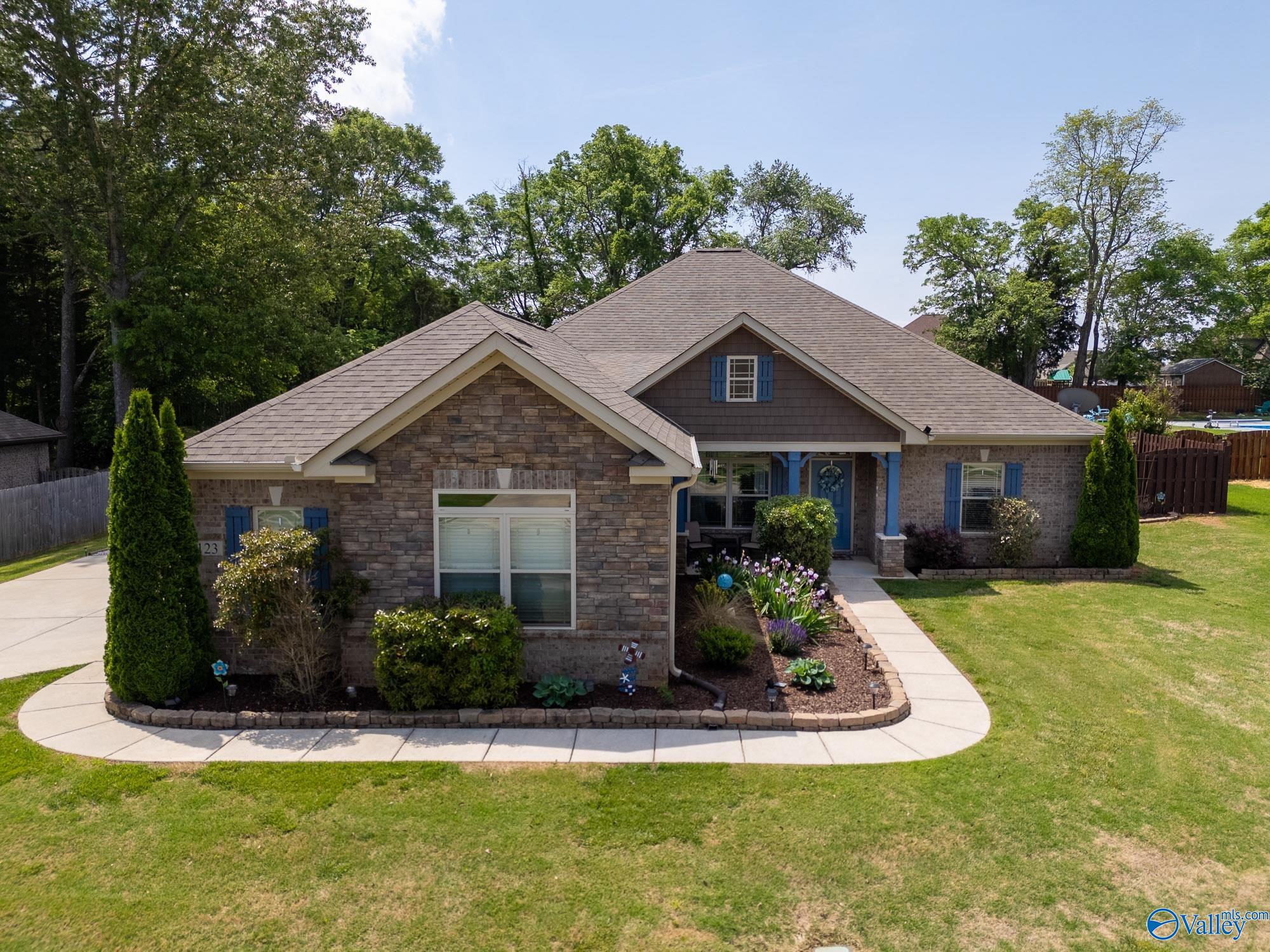 123 Carlton Cash Drive, Hazel Green, Alabama image 1