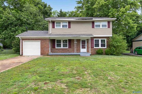 Photo of 3612 Inglewood Drive NW, Huntsville, AL 35810 (MLS # 21919333)