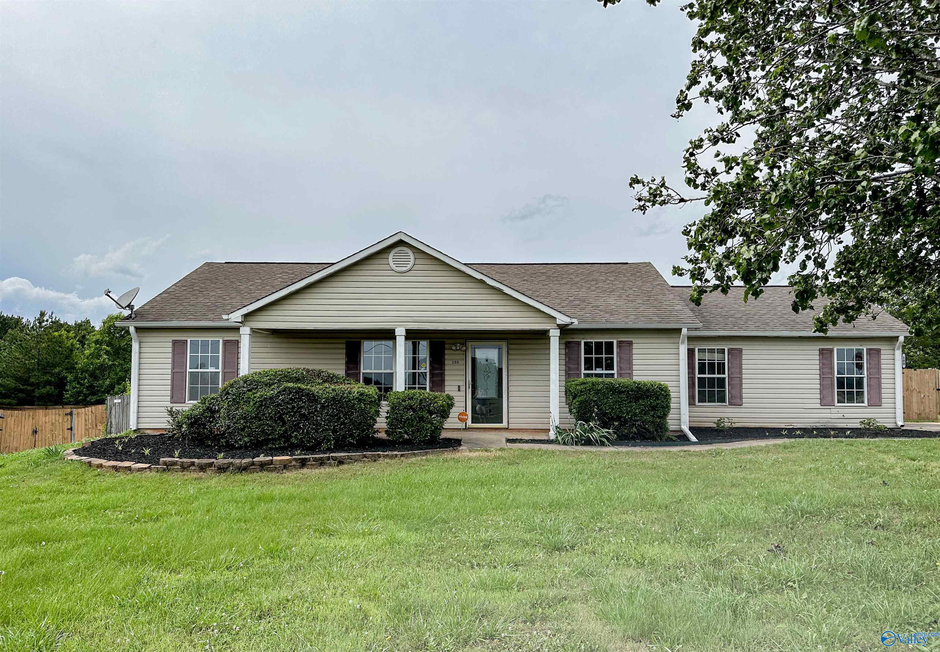 100 Meadow Green Drive, New Market, Alabama image 1