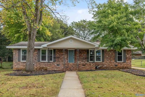 Photo of 329 Pawnee Trail, Huntsville, AL 35803 (MLS # 21900743)