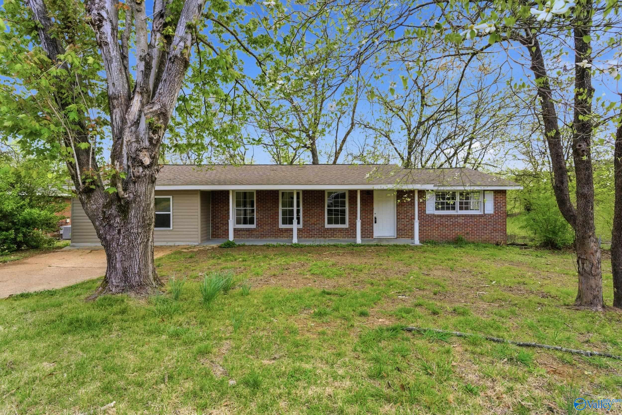 Photo 1 of 19 — 69 E Lakeside Drive, Florence, AL 35630