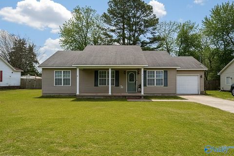 Photo of 502 Mcgaugh Street, Hartselle, AL 35640 (MLS # 21905416)