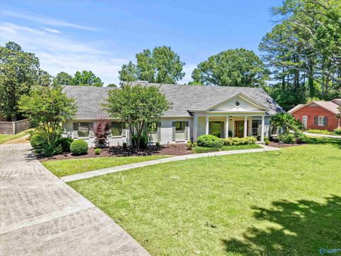 Homes For Sale - 2004 Brookmeade Road<br/> Decatur, AL 35601