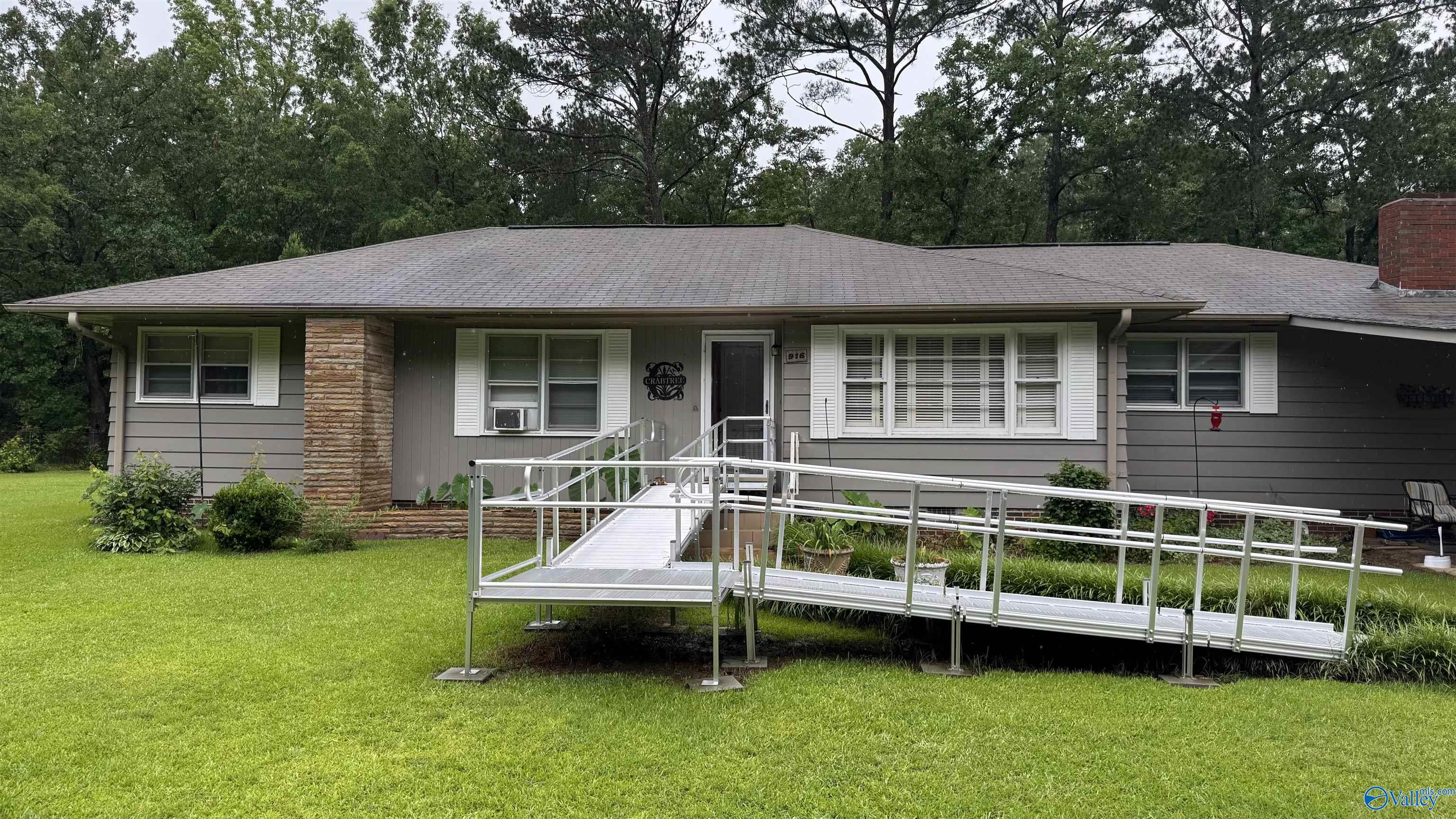 916 Charles Avenue, Gadsden, Alabama image 1